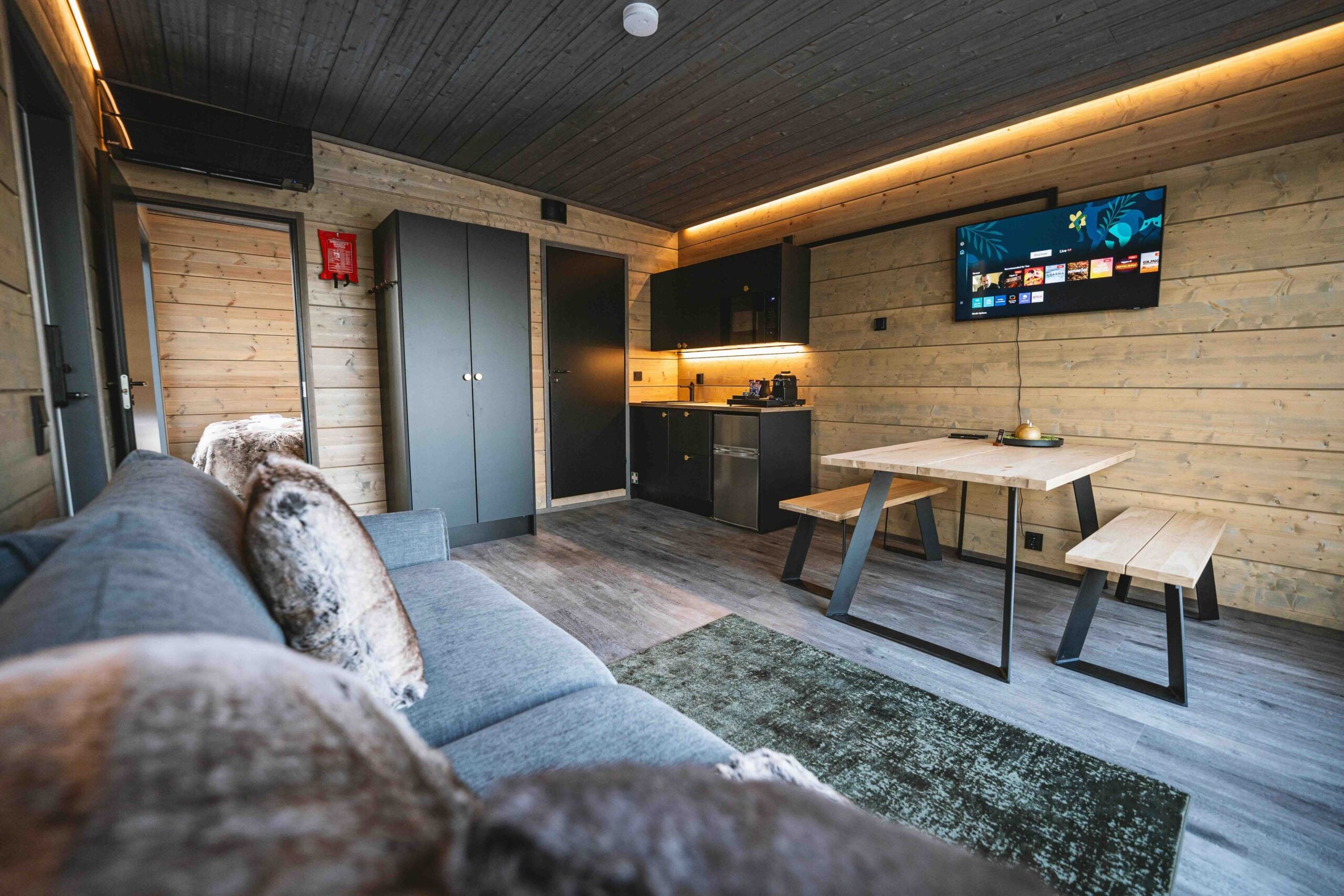 Aurora Family Suite · kitchenette and dining